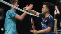 ginting vs christo popov Anthony Sinisuka Ginting menyalami tunggal putra Perancis Christo Popov usai menang dua gim, 21-15, 21-15 di babak pertama Denmark Open 2023, Selasa (17/10/2023). (pbsi.id)