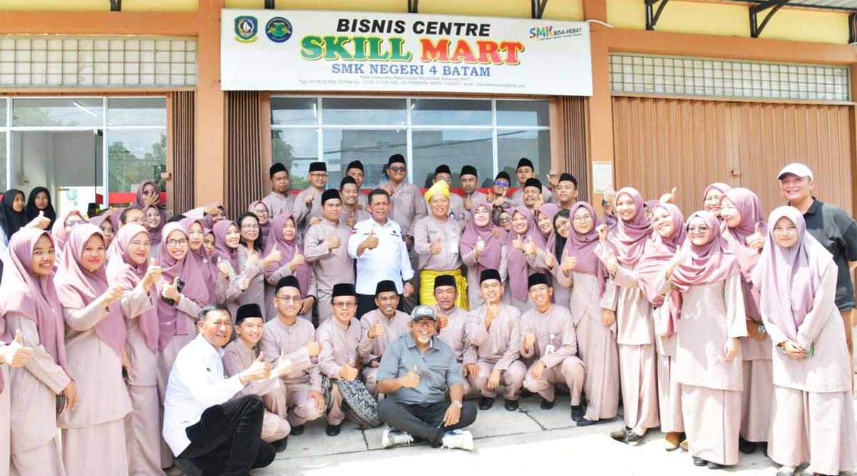 gubernur ansar ke smkn 4 batam Gubernur Kepri Ansar Ahmad berpose bersama para siswa dan guru usai meresmikan Skill Mart SMK Negeri 4 Batam, Jumat (27/10/2023). (Dok Diskominfo Kepri)