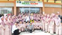gubernur ansar ke smkn 4 batam Gubernur Kepri Ansar Ahmad berpose bersama para siswa dan guru usai meresmikan Skill Mart SMK Negeri 4 Batam, Jumat (27/10/2023). (Dok Diskominfo Kepri)