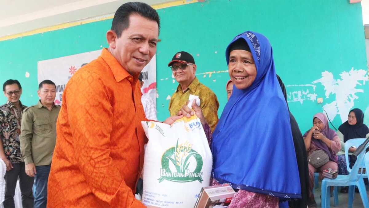 gubernur serahkan beras di nongsa Penyerahan bantuan pangan Cadangan Beras Pemerintah (CPP) tahap II untuk Kota Batam di Fasum Batu Besar, Nongsa, Sabtu (14/10/2023). (kepriprov.go.id)