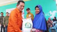 gubernur serahkan beras di nongsa Penyerahan bantuan pangan Cadangan Beras Pemerintah (CPP) tahap II untuk Kota Batam di Fasum Batu Besar, Nongsa, Sabtu (14/10/2023). (kepriprov.go.id)