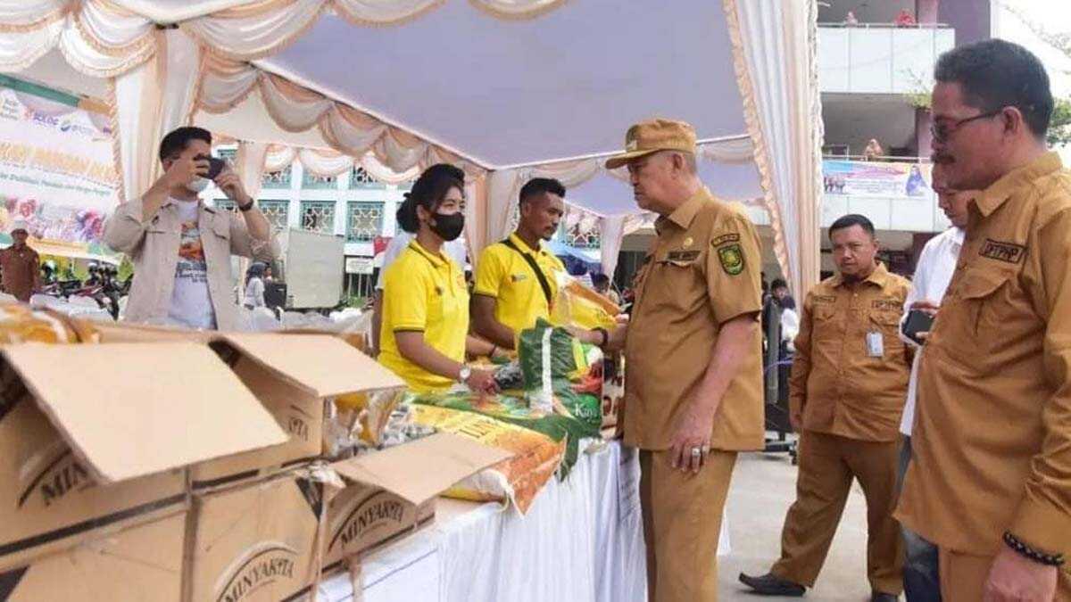 hari pangan sedunia inhil Wakil Bupati Kabupaten Indragiri Hilir H Syamsuddin Uti menyerahkan berasa cadangan pangan di sela peringatan Hari Pangan Sedunia 2023 di Gedung Kementerian Pertanian (Kementan) RI, Senin (16/10/2023) secara virtual dari lapangan Gedung Eks Multiyears Jl Swarna Bumi. (Dok Prokopim Setda Inhil)
