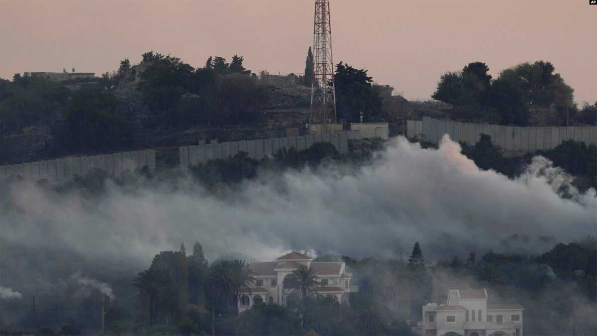 Asap tampak mengepul dari Dahaira, sebuah desa yang terletak di perbatasan antara Lebanon dan Israel, di saat serangan yang dilancarkan kelompok Hizbullah mengenai posisi militer Israel, pada 16 Oktober 2023. (Foto: AP/Hussein Malla)