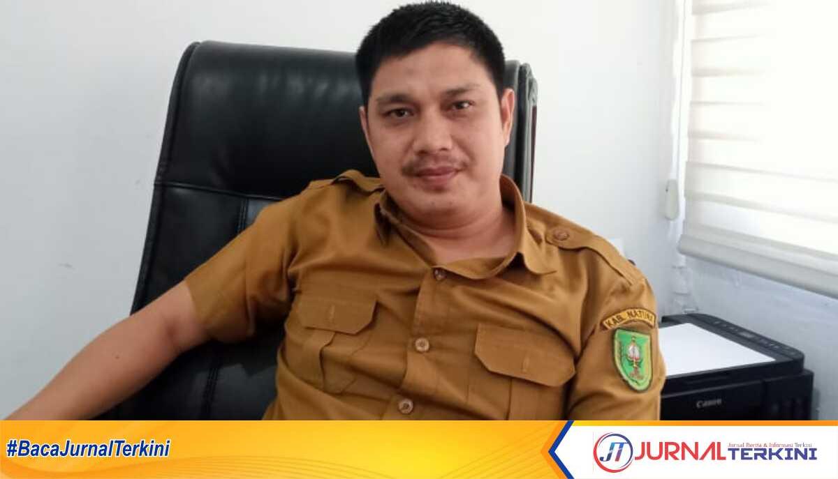 Kepala Bagian (Kabag) Umum Sekretariat DPRD (Setwan) Natuna, Heru Chandra saat dijumpai diruangan kerjanya, Selasa (3/10/2023). (foto : jr ronald)