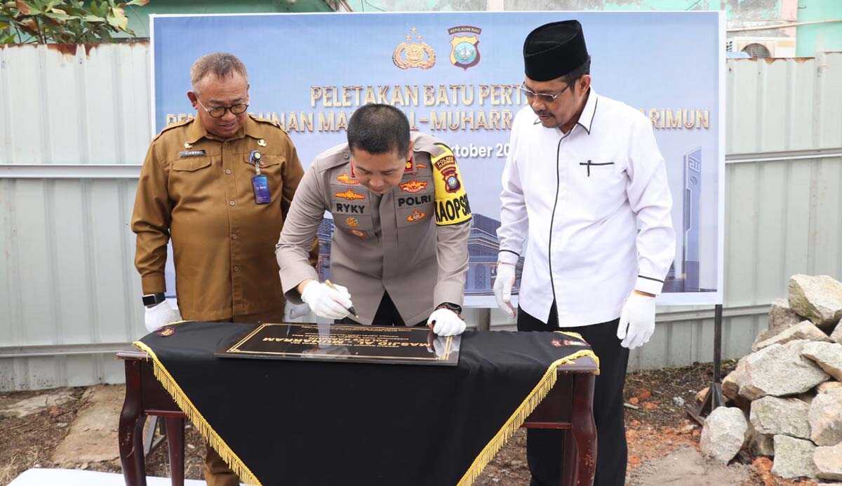 kapolres karimun letakkan batu pertama masjid al muharram Kapolres Karimun AKBP Ryky W Muharram disaksikan Sekda Karimun Muhd Firmansyah dan Kepala Kantor Kementerian Agama Karimun Jamzuri menandatangani prasasti pembangunan Masjid Al Muharram di Mapolres Karimun, Senin (23/10/2023). (Dok Humas Polres Karimun)