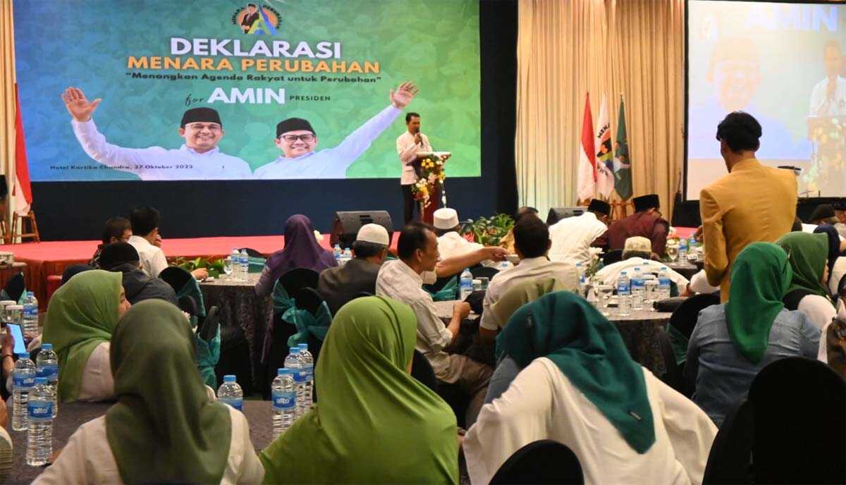 Eksponen Keluarga Besar Pelajar Islam Indonesia (KB-PII) yang berhimpun dalam Relawan Menara Perubahan mendeklarasikan dukungannya kepada calon presiden dan wakil presiden Anies Baswedan dan Muhaimin Iskandar (AMIN) dalam sebuah acara di Jakarta Selatan, Sabtu (28/10/2023). (siberindo.co)