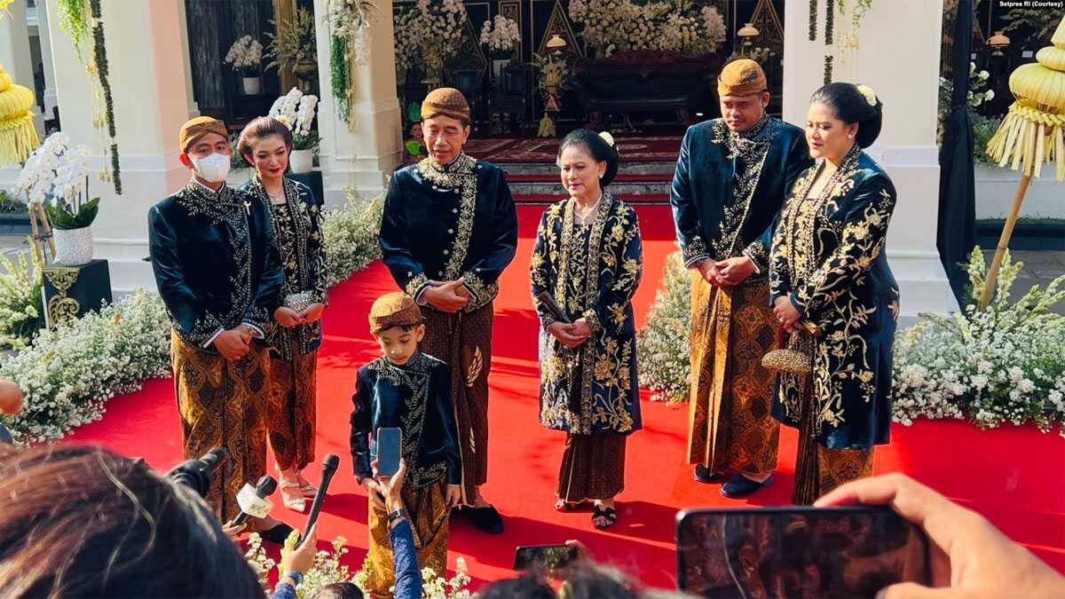 keluarga presiden jokowi Seluruh keluarga Presiden Jokowi berbusana adat Jawa dalam prosesi pernikahan putra bungsu Presiden Jokowi, Kaesang Pangarep. (Foto: ilustrasi/ courtesy:Setpres RI)