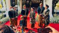 keluarga presiden jokowi Seluruh keluarga Presiden Jokowi berbusana adat Jawa dalam prosesi pernikahan putra bungsu Presiden Jokowi, Kaesang Pangarep. (Foto: ilustrasi/ courtesy:Setpres RI)