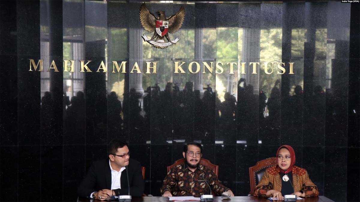Ketua MK, Anwar Usman (tengah) memberikan keterangan pers usai sidang putusan MK terkait batas umur capres dalam pemilu, Senin (23/10) di Jakarta. (Foto: VOA/Indra Yoga)