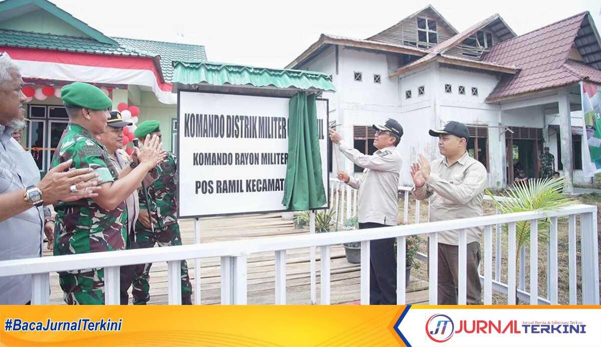 Bupati Inhil HM Wardan membuka tirai plang Pos Ramil Enok dalam acara peresmian pada Jumat (6/10/2023). (JurnalTerkini.id/Abdullah)