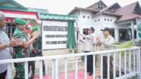 koramil enok Bupati Inhil HM Wardan membuka tirai plang Pos Ramil Enok dalam acara peresmian pada Jumat (6/10/2023). (JurnalTerkini.id/Abdullah)
