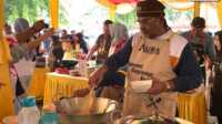 lomba masak hut karimun Bupati Karimun Aunur Rafiq ikut serta memasak ikan asam pedas dan nasi goreng dalam rangka memeriahkan HUT Kabupaten Karimun ke-24 di halaman rumah dinaasnya, Minggu (15/10/2023). (Dok Diskominfo Karimun)