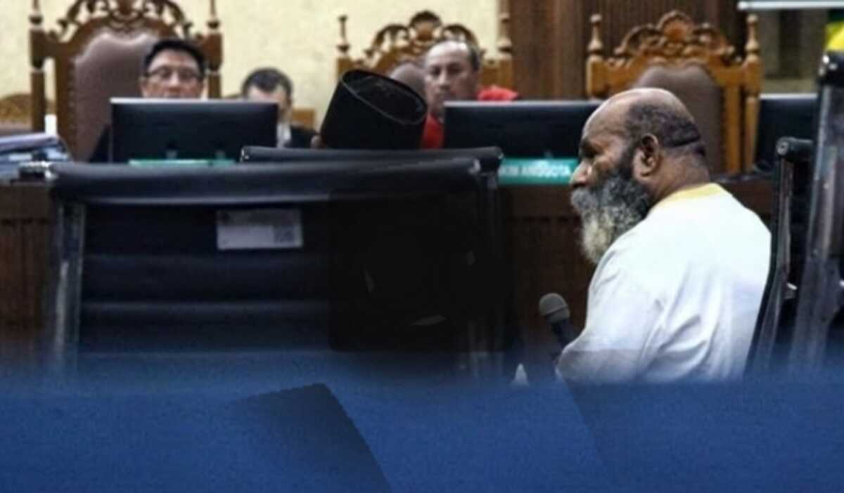 lukas enembe Mantan Gubernur Papua Lukas Enembe mendengarkan vonis hakim di Pengadilan Tipikor Jakarta, Jalan Bungur Besar Raya, Jakarta Pusat, Kamis (19/10/2023). (siberindo.co)