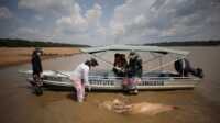 lumba-lumba amazon Peneliti dari Mamiraua Institute for Sustainable Development mengambil bangkai lumba-lumba yang telah mati di Danau Tefe, negara bagian Amazonas, Brazil, pada 1 Oktober 2023. (Foto: Reuters/Bruno Kelly)