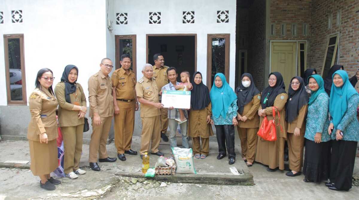 Bupati Asahan menyerahkan bantuan makanan tambahan kepada anak menderita stunting di Kecamatan Kota Kisaran Timur, Senin (9/10/2023). (Dok Diskominfo Asahan)