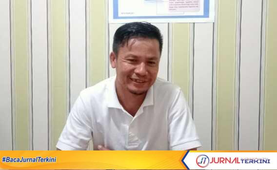 Manager PLN ULP Ranai, Boni Sofianto saat dijumpai diruangan kantornya, Jumat (5/10). (foto; jr ronald)