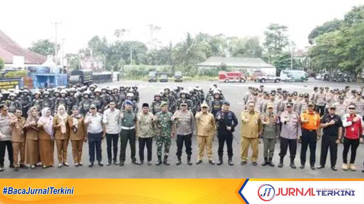 Berfoto bersama usai apel gelar pasukan Operasi Mantap Brata Musi 2023-2024 dalam rangkaian pengamanan Pemilihan Presiden (Pilpres) dan Pemilu Legislatif (Pileg) 2024, di Kantor Komisi Pemilihan Umum (KPU) Kota Lubuklinggau, Selasa (10/10/2023). (dokumentasi pribadi)