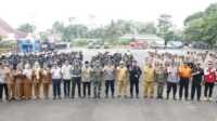 Berfoto bersama usai apel gelar pasukan Operasi Mantap Brata Musi 2023-2024 dalam rangkaian pengamanan Pemilihan Presiden (Pilpres) dan Pemilu Legislatif (Pileg) 2024, di Kantor Komisi Pemilihan Umum (KPU) Kota Lubuklinggau, Selasa (10/10/2023). (dokumentasi pribadi)