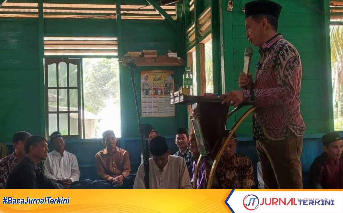 Ketua Dewan Perwakilan Rakyat Daerah (DPRD) Kabupaten Indragiri Hilir (Inhil) H. Ferryandi memberikan sambutan dalam acara peringatan Maulid Nabi Muhammad, SAW 1445 Hijriah di Masjid Baitulrahim, Dusun Parit Baru Mendehara, Desa Belaras Barat, Mandah, Rabu (11/10/2023). (JurnalTerkini.id/abdullah)