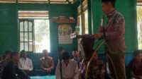 Ketua Dewan Perwakilan Rakyat Daerah (DPRD) Kabupaten Indragiri Hilir (Inhil) H. Ferryandi memberikan sambutan dalam acara peringatan Maulid Nabi Muhammad, SAW 1445 Hijriah di Masjid Baitulrahim, Dusun Parit Baru Mendehara, Desa Belaras Barat, Mandah, Rabu (11/10/2023). (JurnalTerkini.id/abdullah)