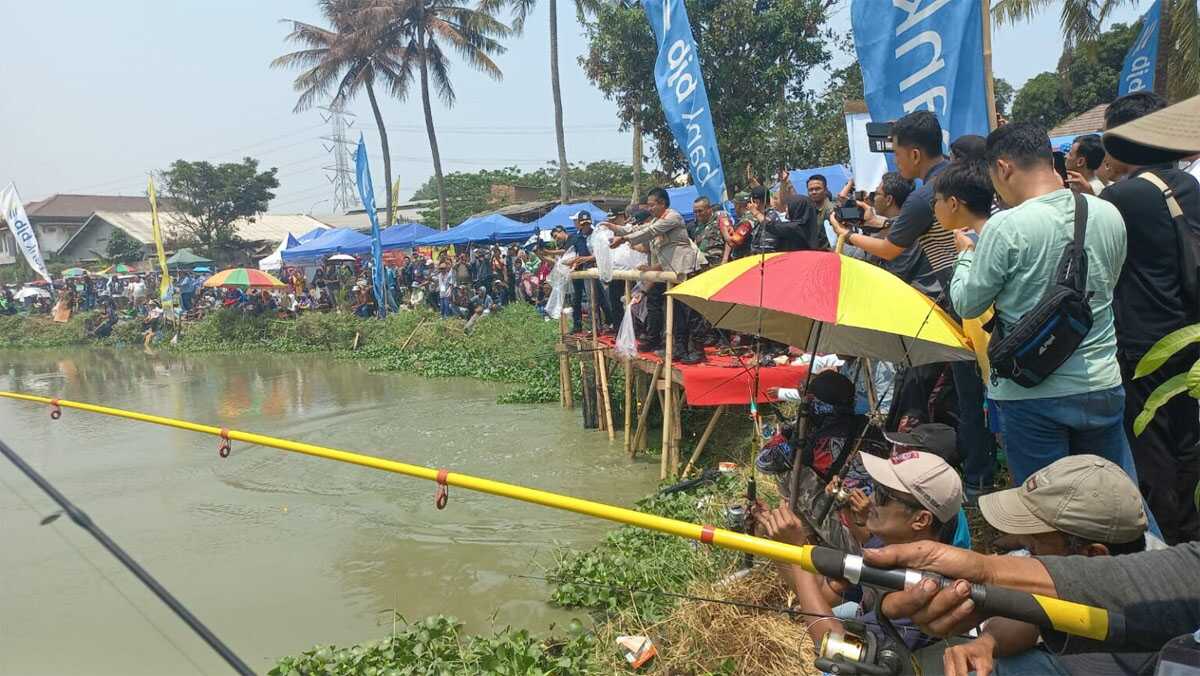 Ribuan pemancing memadati Situ Rawa Arum di Kelurahan Rawa Arum, Kecamatan Gerogol, Kota Cilegon, Minggu (1/10/2023). (siberindo.co)