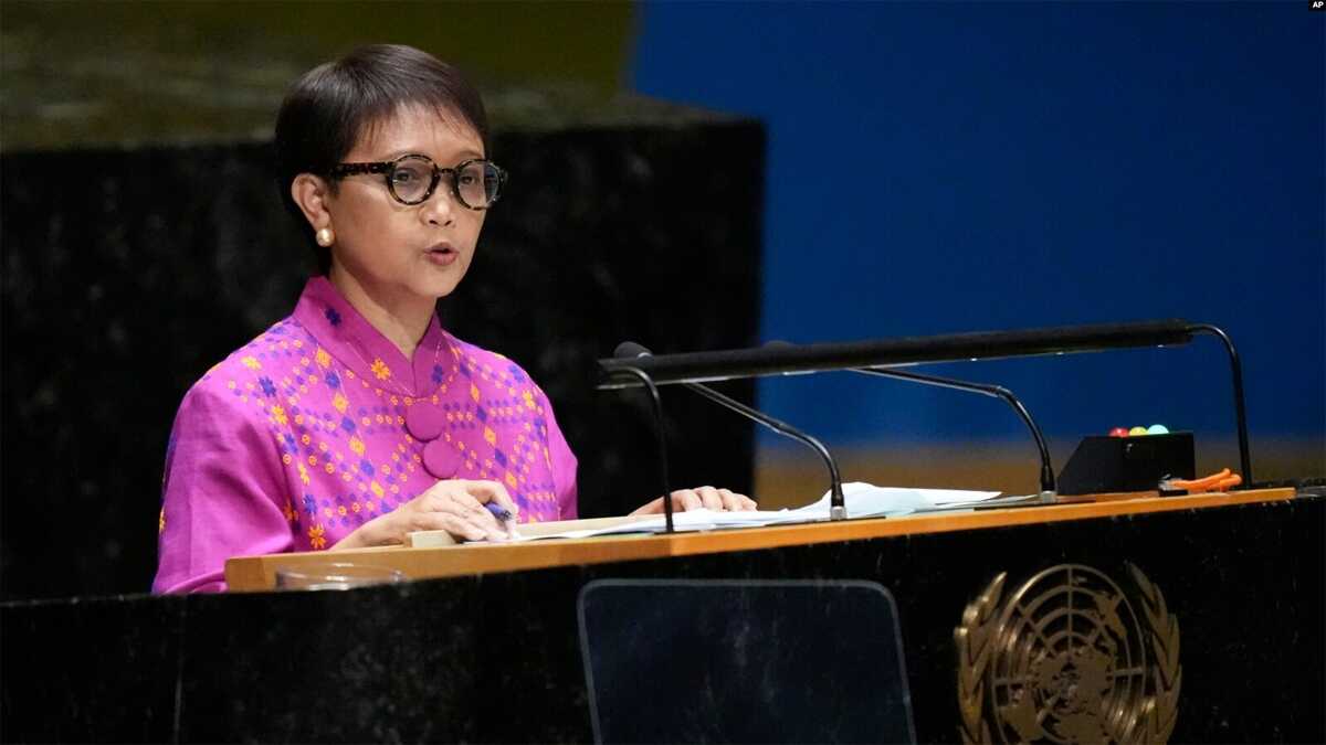 Menteri Luar Negeri Retno Marsudi saat menyampaikan pidatonya dalam Sidang Majelis Umum PBB ke-78 di markas PBB di New York, pada 23 September 2023. (Foto: AP/Mary Altaffer)