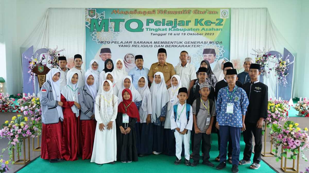 Wakil Bupati Asahan Taufik Zainal Abidin Siregar berfoto bersama peserta MTQ antarpelajar tingkat Kabupaten Asahan 2023 di Aula Gedung Tahfizh Masjid Agung H. Achmad Bakrie Kisaran, Senin (16/10/2023). (Dok Diskominfo Asahan)