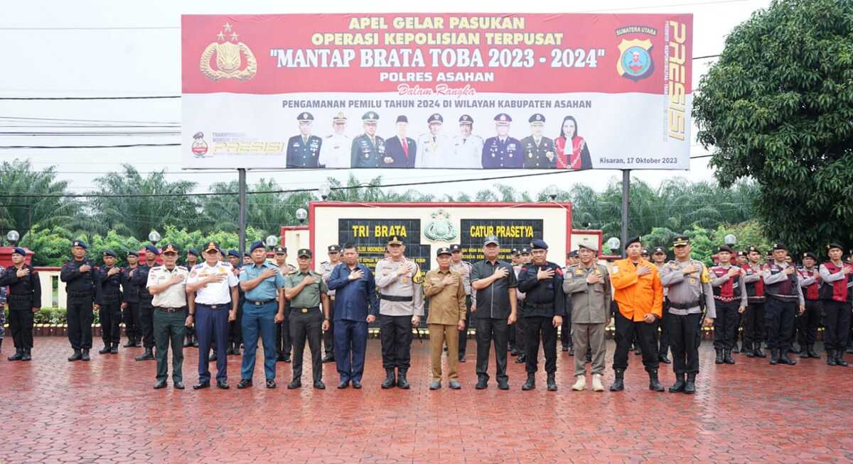 operasi mantap brata asahan Bupati Asahan, Kapolres dan Forkopimda serta pejabat terkait berpose bersama personel Operasi Mantap Brata Toba 2023-2024 usai apel gelar pasukan di Mapolres Asahan, Selasa (17/10/2023). (Dokumentasi pribadi)