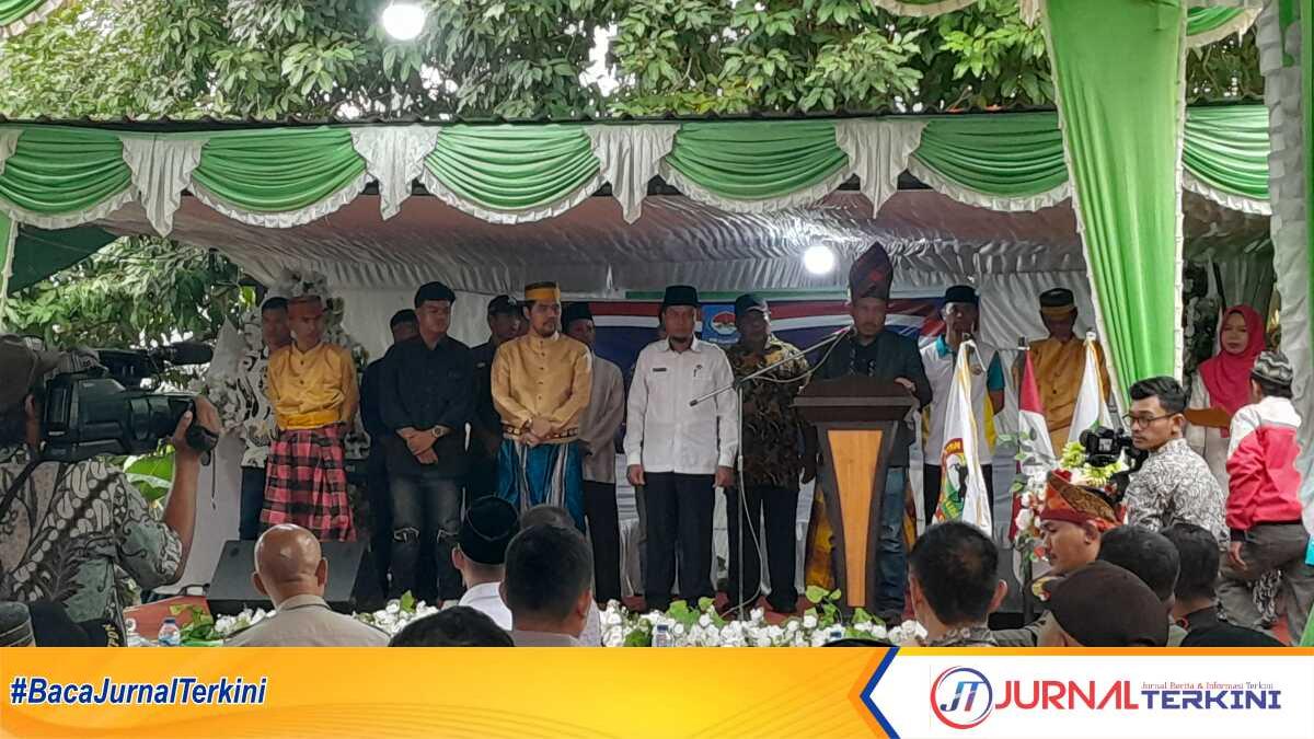 Ketua Umum PD Perkumpulan Keluarga (PK) NTB Provinsi Kepri Dedi Susanto melantik Pengurus Cabang PK NTB Kabupaten Karimun masa bakti 2023-2027 di Teluk Uma, Kecamatan Tebing, Rabu (18/10/2023). (JurnalTerkini.id/jansen)