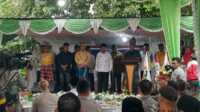 Ketua Umum PD Perkumpulan Keluarga (PK) NTB Provinsi Kepri Dedi Susanto melantik Pengurus Cabang PK NTB Kabupaten Karimun masa bakti 2023-2027 di Teluk Uma, Kecamatan Tebing, Rabu (18/10/2023). (JurnalTerkini.id/jansen)