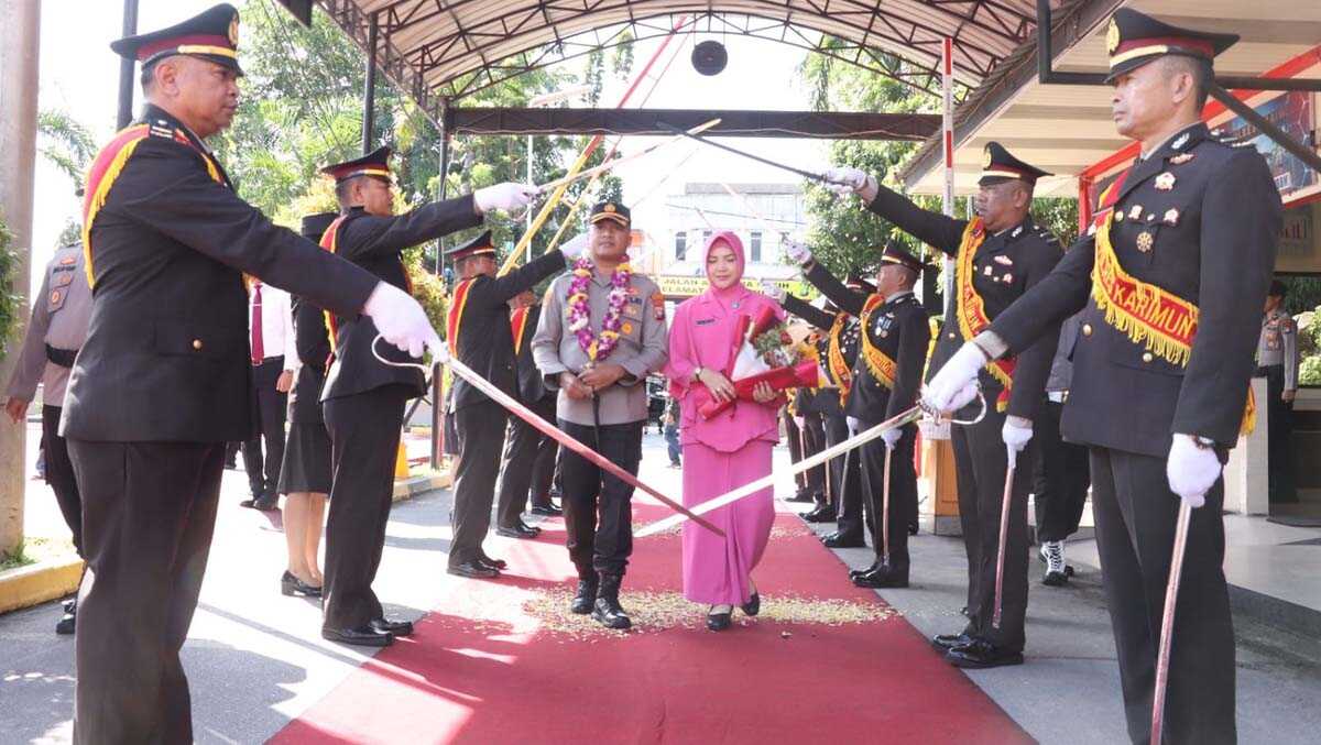 pedang pora kapolres karimun fadli agus Tradisi pedang pora menyambut kedatangan AKBP Fadli Agus sebagai Kapolres Karimun di Mapolres Karimun, Rabu (25/10/2023). (Dok Humas Polres Karimun)