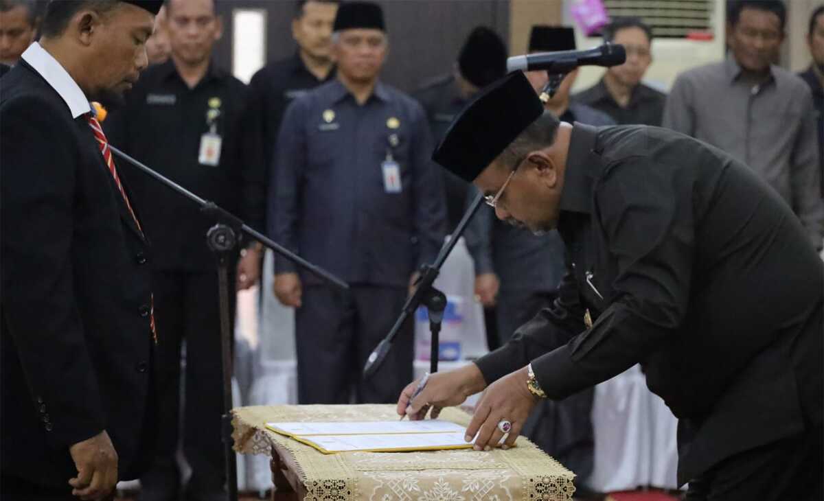 pelantikan kepala sekolah Bupati Karimun Aunur Rafiq menandatangani SK pelantikan 36 Kepala Sekolah, 18 Pengawas dan 2 Pejabat Administrator dalam acara pelantikan dan pengambilan sumpah jabatan di Gedung Nasional, Tanjung Balai Karimun, Jumat (6/10/2023). (dok Diskominfo Karimun)