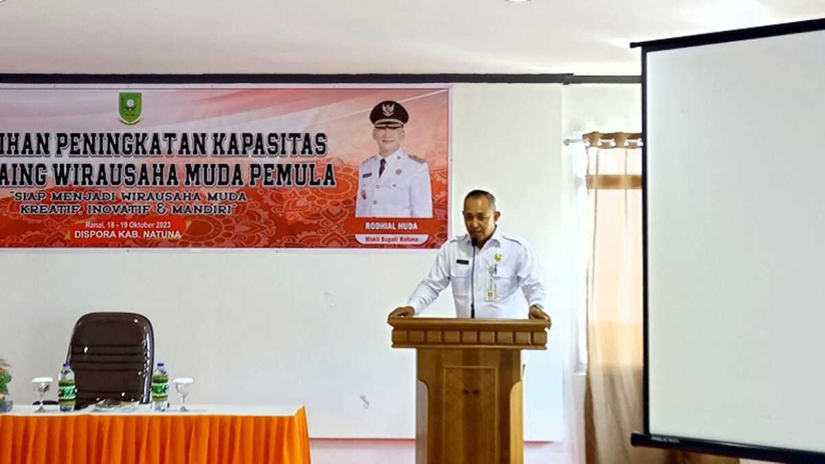 Kepala Dinas Pemuda dan Olahraga Kabupaten Natuna, Suhardi SE ketika menyampaikan laporan kegiatan. (foto : diskominfona)