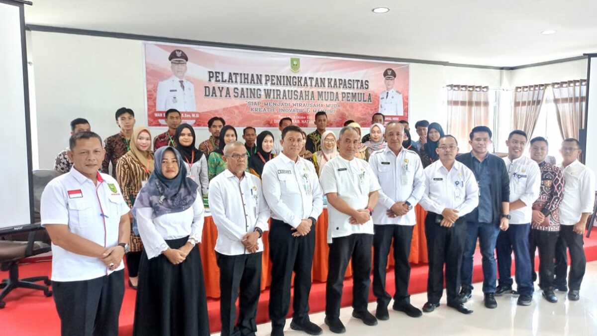 Foto bersama acara Pelatihan Peningkatan Kapasitas Daya Saing Wirausaha Muda Pemula di Hotel Tren Central. (foto : diskominfona)