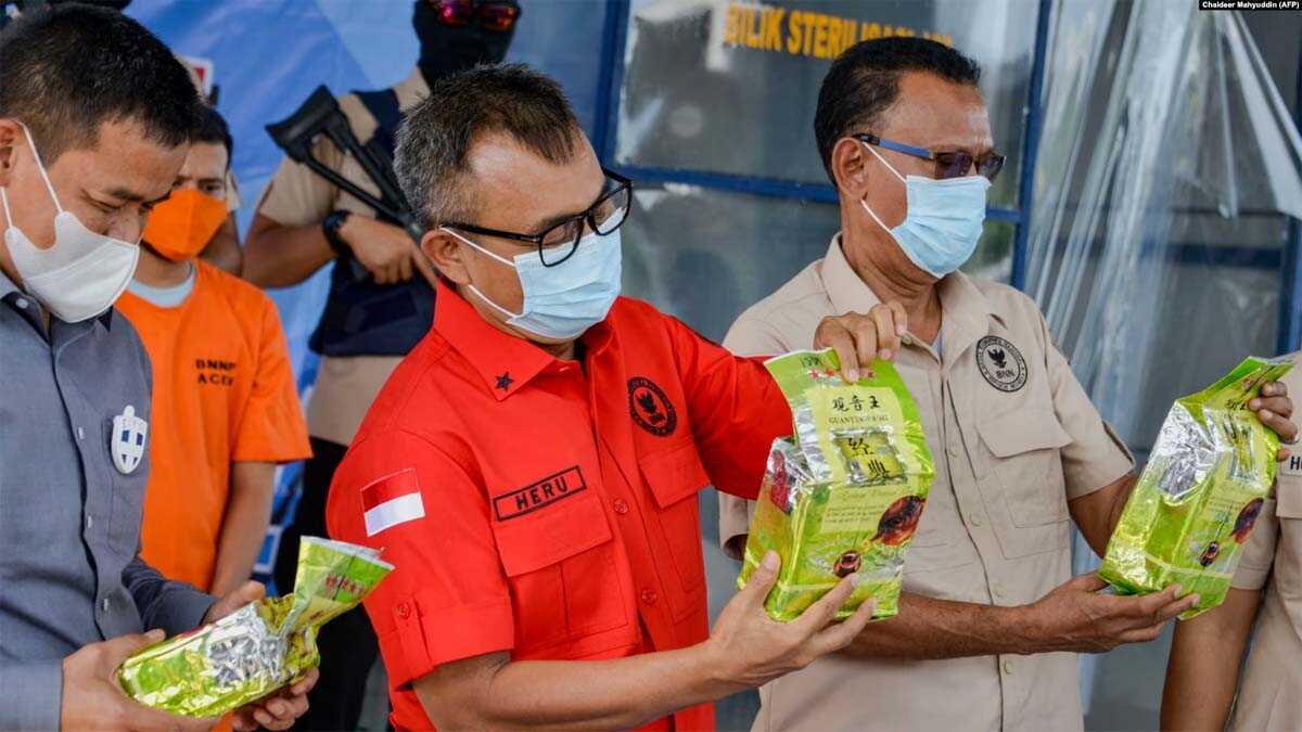 Petugas BNN memperlihatkan paket sabu yang disita dari dua tersangka penyelundup narkoba saat konferensi pers di Banda Aceh pada 13 Oktober 2020. (Foto: AFP/Chaideer Mahyuddin)