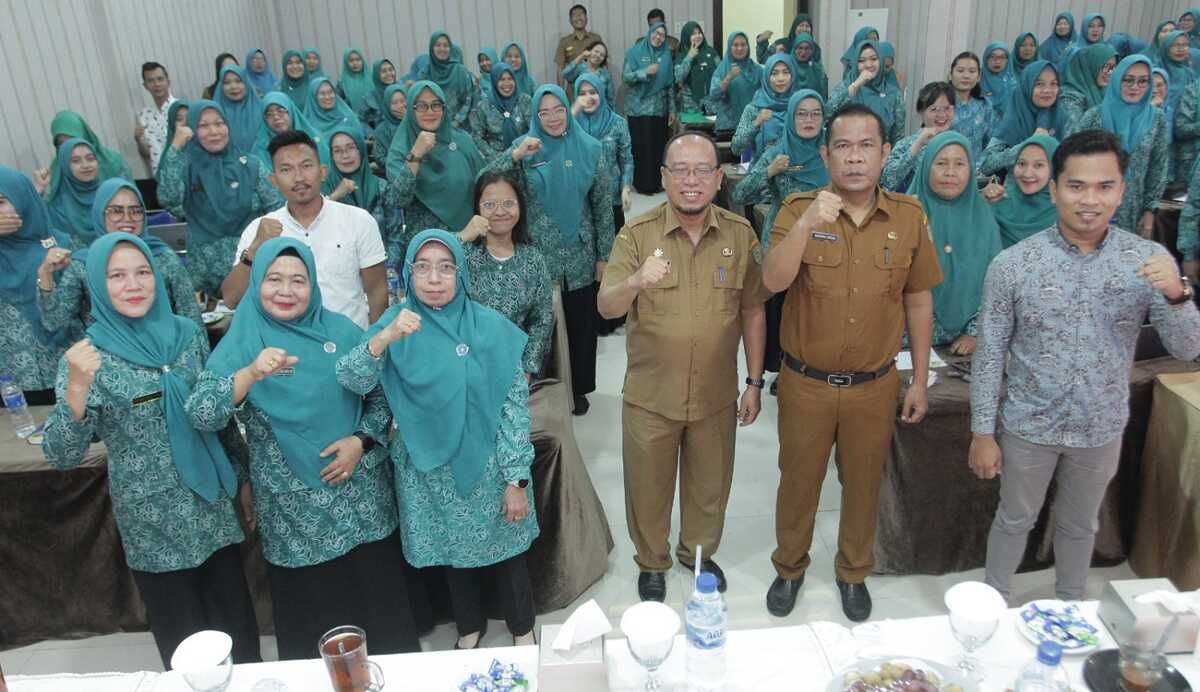 Sekda Asahan John Hardi Nasution (2 kanna) berfoto bersama usai membuka Latihan Pengelolaan Penyuluhan Program (LP3) Pemberdayaan dan Kesejahteraan Keluarga (PKK) 2023 di Hotel Antariksa Kisaran, Senin (16/10/2023). (Dok Diskominfo Asahan)