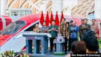 peresmian kereta cepat woosh Presiden Jokowi meresmikan beroperasinya Kereta Cepat Jakarta-Bandung “Woosh” di Stasiun Halim, Jakarta Timur, Senin (10/2). (Foto: Courtesy/Biro Setpres)