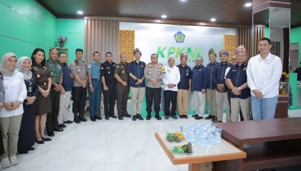 peresmian umkm Asahan Foto bersama para pejabat dalam acara peresmian Galeri UMKM dan Pusat Oleh-Oleh Asahan di halaman Kantor Pelayanan Kekayaan Negara dan Lelang (KPKNL) Kisaran, Rabu (18/10/2023). (Diskominfo Asahan)
