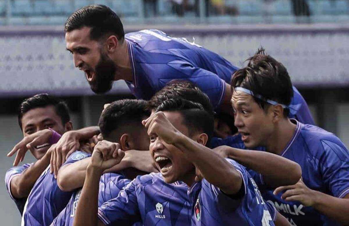 Para pemain Persita Tangerang merayakan gol kemenangan atas Persis Solo. (@persita.official)