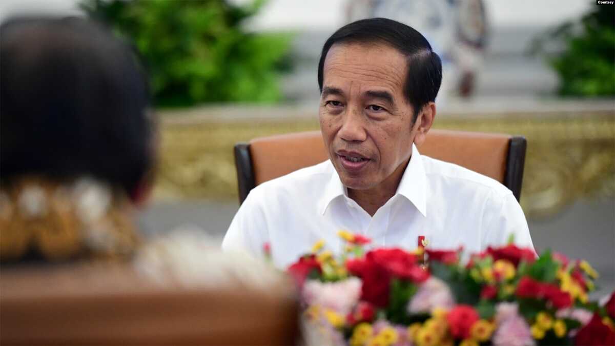 presiden joko widodo-2 Presiden Joko Widodo saat menggelar rapat terbatas di Istana Merdeka, Jakarta, pada 25 September 2023 untuk membahas persoalan lahan di Pulau Rempang. (Foto: Courtesy of Setpres RI)
