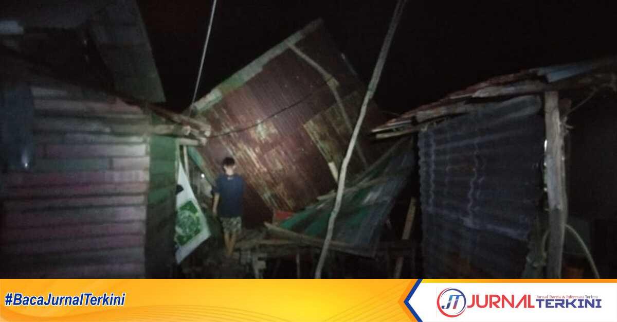 Warga memeriksa rumahnya yang terkena angin puting beliung di Kolong Bawah, RT 02/RW 03, Kelurahan Sei Lakam Barat, Tanjung Balai Karimun, Kabupaten Karimun, Kamis (19/10/2023) malam sekitar pukul 19.00 WIB. (JurnalTerkini.id/rusdi)