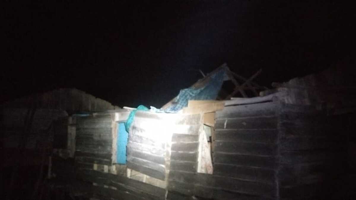 Rumah warga yang terkena angin puting beliung di Kolong Bawah, RT 02/RW 03, Kelurahan Sei Lakam Barat, Tanjung Balai Karimun, Kabupaten Karimun, Kamis (19/10/2023) malam sekitar pukul 19.00 WIB. (JurnalTerkini.id/rusdi)
