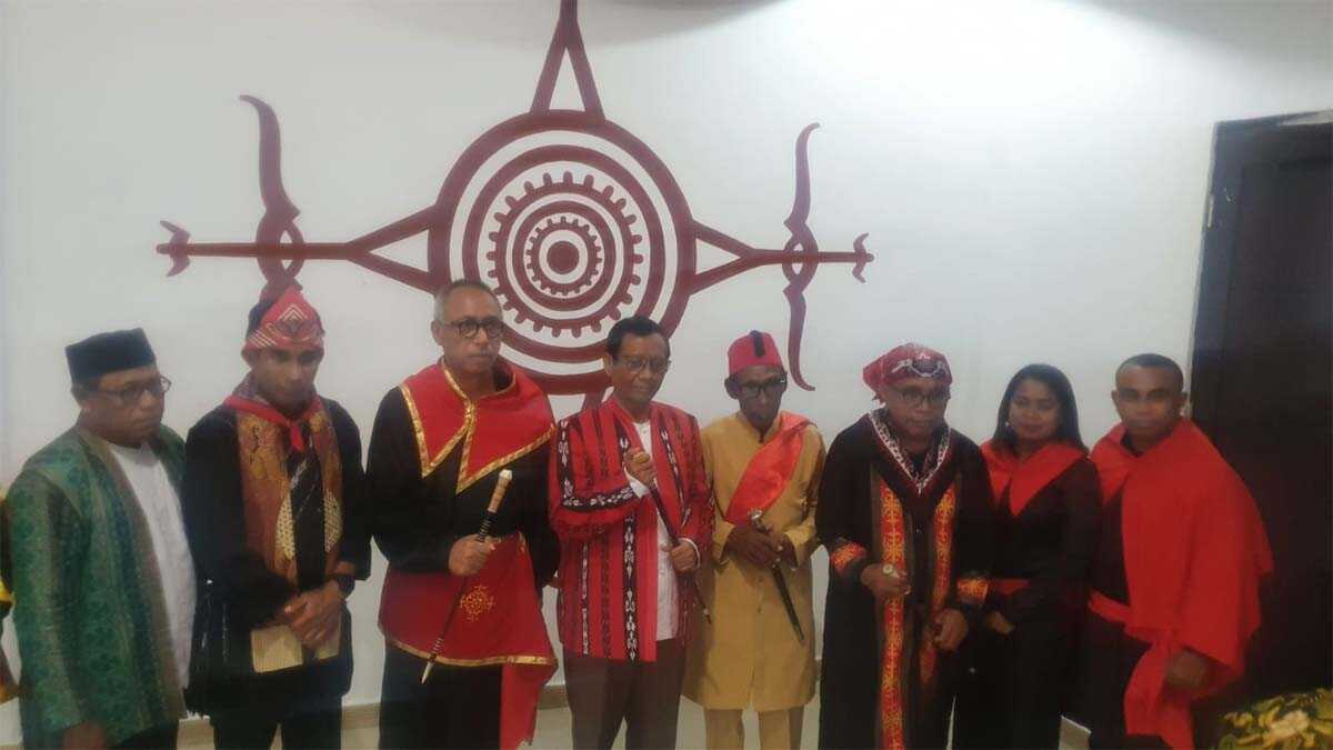 Raja-raja Ambon yang tergabung dalam Majelis Latupati menganugerahi gelar kehormatan adat kepada Menko Polhukam Mahfud MD, sebagai pemimpin yang jujur, berani, dan pelindung masyarakat di Markas Majelis Latupati Maluku, Kota Ambon, Sabtu (28/10/2023). (siberindo.co)