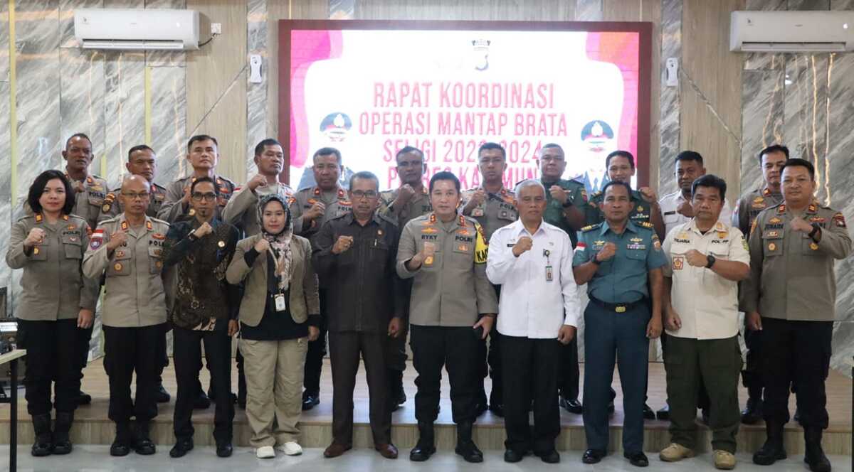rakor pemilu polres karimun Kapolres Karimun AKBP Ryky W Muharram berfoto bersama peserta rakor kesiapan Operasi Mantap Brata Seligi 2023-2024 di Mapolres Karimun, Rabu (18/10/2023). (Dok Humas Polres Karimun)