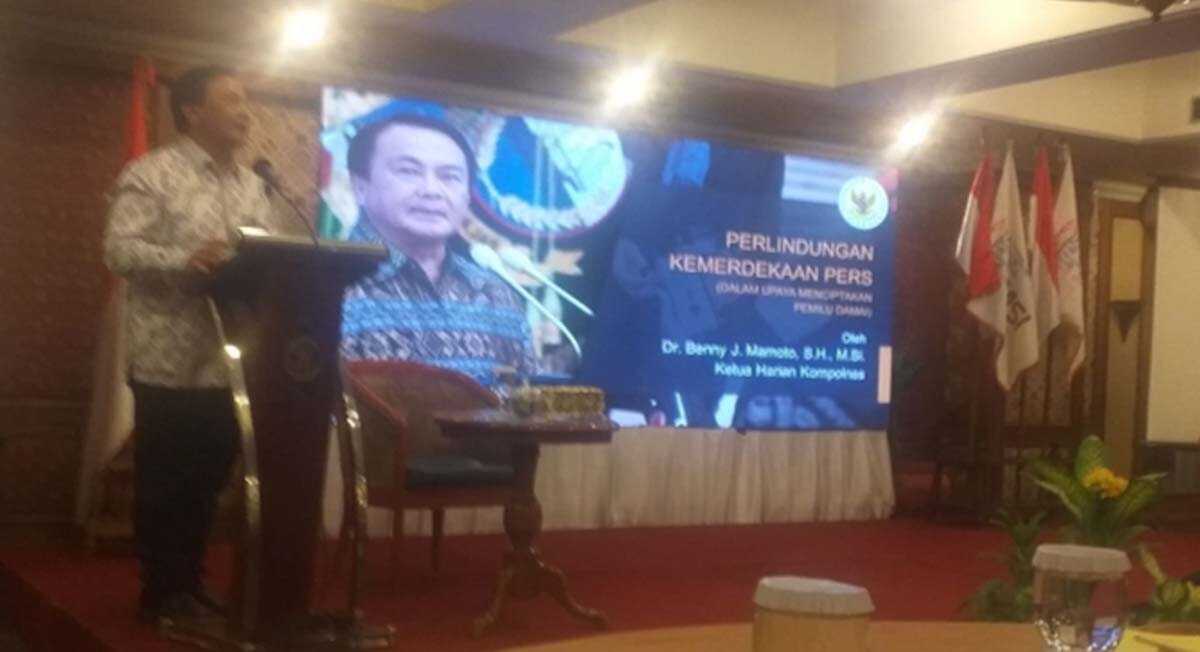 Ketua Harian Kompolnas Benny Jozua Mamoto membuka Rapimnas SMSI 2023 di Ballroom Hotel Jayakarta, Jakarta, Sabtu (28/10/2023). (siberindo.co)