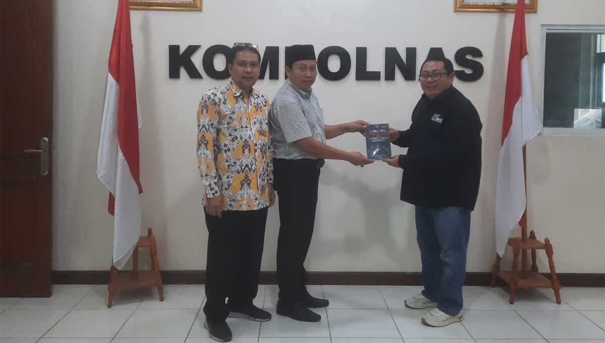 rapimnas smsi-1 Ketua Umum Serikat Media Siber Indonesia (SMSI), Firdaus, didampingi Waketum, Hendra J Kede, mengoordinasikan rencana Rapat Pimpinan Nasional (Rapimnas) SMSI dengan Wakil Ketua Dewan Pertimbangan PP SMSI, Mohammad Dawam (Gus Dawam), di kantor Gus Dawam di Jakarta Selatan, Rabu (4/9/2023). (dok. smsi)