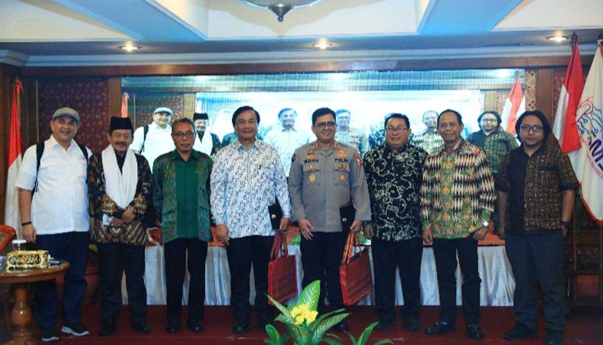 rapimnas smsi ditutup Pengurus SMSI bersama para pembicara dalam Rapimnas SMSI 2023, dari kiri: Ketua Dewan Penasihat SMSI Riau Zulmansyah Sekedang, Wakil Ketua Badan Pertimbangan SMSI Drs KH M Ma’shum Hidayatullah, MM, Ketua Harian Kompolnas Benny Jozua Mamoto, Kabag Pemanalis Divisi Humas Polri Kombes Pol Erdi Adrimulan Chaniago, Ketua Umum SMSI Firdaus, Wakil Ketua Dewan Pertimbangan SMSI Mayjen TNI (Purn) Herwin Suparjo, dan Ketua Umum AJI Susmito. (Hen/siberindo.co)