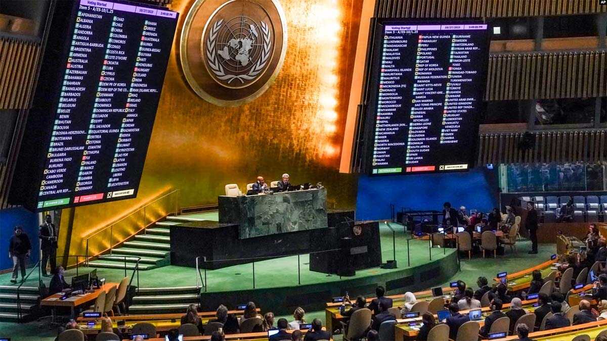 Hasil pemungutan suara Majelis Umum PBB untuk resolusi tidak mengikat yang menyerukan "gencatan senjata kemanusiaan" di Gaza dan penghentian kekerasan antara Israel dan penguasa Gaza, Hamas, Jumat, 27 Oktober 2023 di markas PBB di New York. (Foto: Bebeto Matthews/AP Photo)