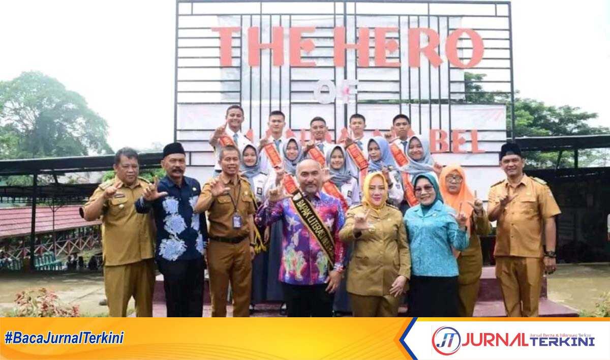 Bupati Kabupaten Musi Rawas Hj. Ratna Machmud (2 kanan depan) berfoto bersama Bapak Literasi Musi Rawas usai launching atau Roadshow Bapak Literasi Kabupaten Musi Rawas di SMA Negeri 2 Muara Beliti, Selasa (24/20/2023). (jurnalterkini.id/abk)