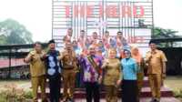 Bupati Kabupaten Musi Rawas Hj. Ratna Machmud (2 kanan depan) berfoto bersama Bapak Literasi Musi Rawas usai launching atau Roadshow Bapak Literasi Kabupaten Musi Rawas di SMA Negeri 2 Muara Beliti, Selasa (24/20/2023). (jurnalterkini.id/abk)